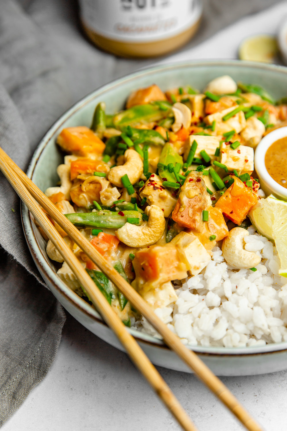 Curry de légumes & tofu crémeux au beurre de cacahuètes