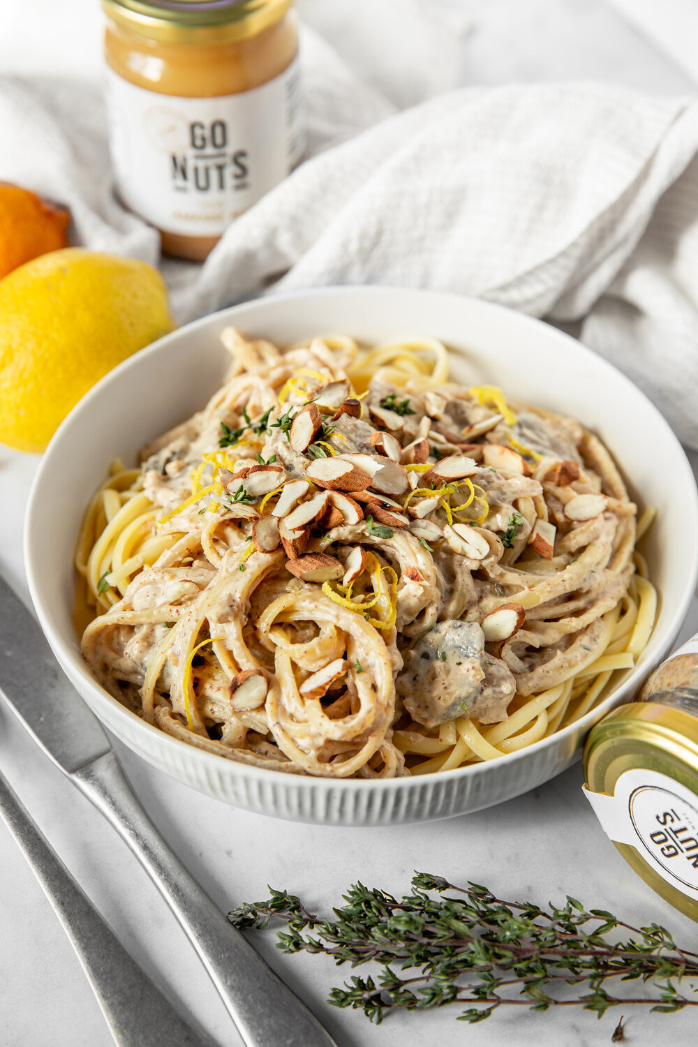 Linguine aux champignons, crème d’amande & citron confit