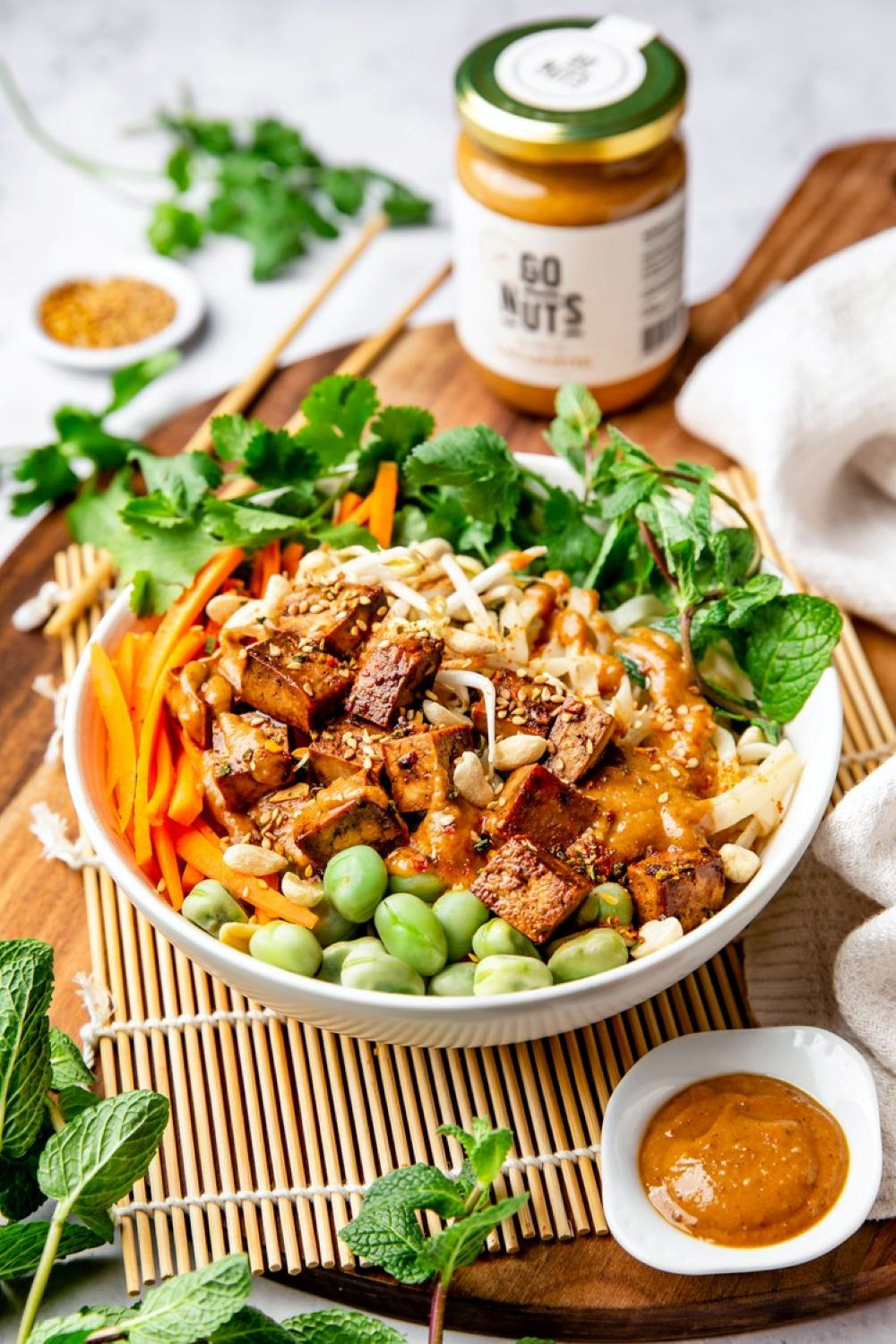 BoBun printanier au tofu et sauce cacahuète aux 4 épices