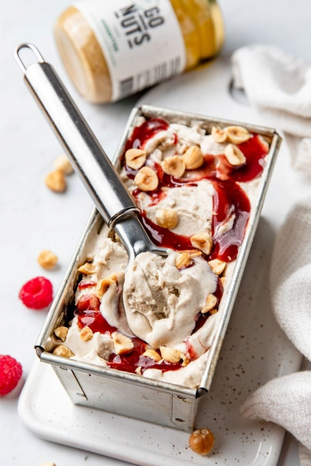 Glace maison à la noisette et coulis de fruits rouges